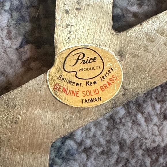 Vintage brass house w/ key wall hanging - Picture 3 of 3